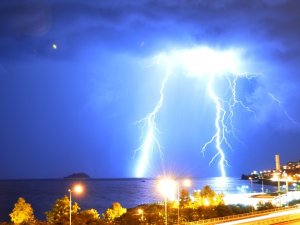 Giresun’da Yıldırımlar Geceyi Aydınlattı