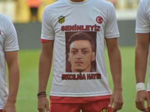 Sahaya Özil Tişörtüyle Çıktılar