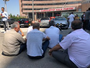 Chp’li Muhaliflerden Genel Merkez Önünde Oturma Eylemi