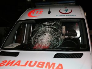 Taşlarla Ambulansın Camlarını Kırdılar