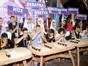 Rize'de En Hızlı Çay İçme Yarışı Düzenlendi