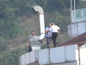 Metrelerce Yükseklikte Canlarını Hiçe Sayarak Baca Tamiri Yaptılar