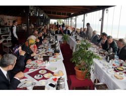 Ak Parti Ortahisar Belediye Başkan Adayı Adayı Faruk Kanca, Ak Parti İl Yönetimiyle Kahvaltıda Buluştu
