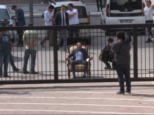 Chp Genel Merkezi Önünde Koltuklu Eylem