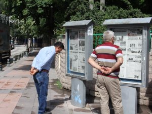 32 Yıldır Panolardan Gazete Okuyorlar