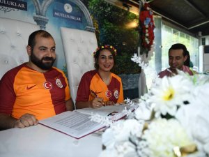 Nikah Masasına Formalarıyla Oturdular