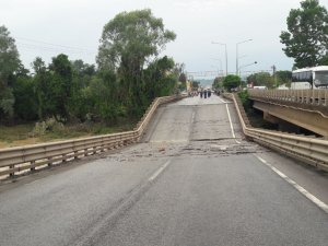 Köprü Çöktü: Karadeniz Sahil Yolu Kapatıldı