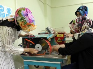 Ekmeklerini Taştan Çıkarıyorlar