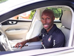 Beşiktaşlı Futbolculara Araba Hediyesi