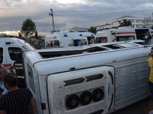 Tarım İşçilerini Taşıyan Minibüs Devrildi: 22 Yaralı