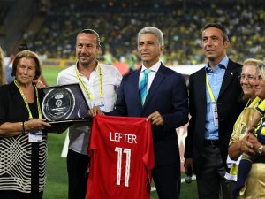 Lefter Küçükandonyadis’in Ailesine Plaket Verildi
