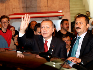 Erdoğan, AK Parti Güneysu İlçe Başkanlığını Ziyaret Etti