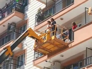 Gelin Baba Evinden Vinçle Çıktı