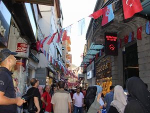 Fransız Gelinin Başına Mermer Parçası Düştü