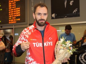 Şampiyonlar Türkiye’ye Döndü