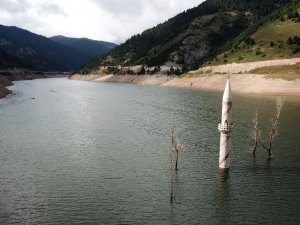 Baraj Suları Çekilince Köy Ortaya Çıktı