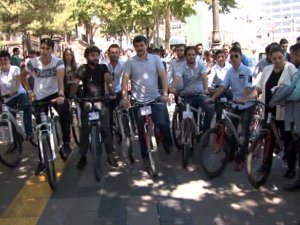 Ak Parti’nin 17. Yaşına Bisikletli Kutlama