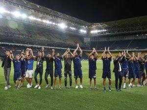 Ali Koç Takımı Sahaya Getirdi