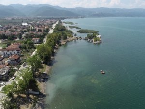 Göl Dibindeki Tarih Havadan Ve Su Altından Görüntülendi