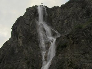 Artvin’in Murgul İlçesinde Biri Yapay Biri Doğal İki Şelale Büyük İlgi Görüyor