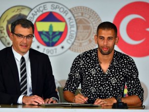 Islam Slimani İmzayı Attı