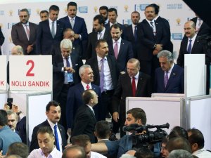 Ak Parti’de Oylar Kullanılıyor