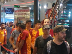 Gs Store’da Emre Akbaba Yoğunluğu