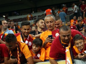 Galatasaray 99 Gün Sonra Taraftarıyla Buluştu