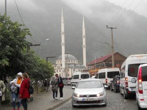 Uzungöle Akın Eden Turistler Trafiği Saatlerce Kilitledi