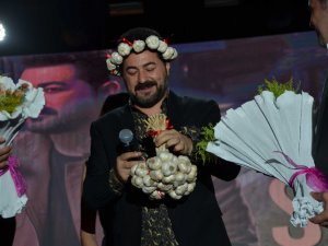 Ünlü Sanatçı Sahnede Sarımsak Yedi