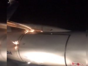 Motoru Alev Alan Uçak Paniğe Neden Oldu