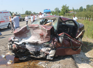 Samsun'da iki otomobil çarpıştı: 3 ölü, 3 yaralı