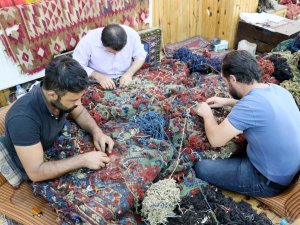 Yüzlerce Yıllık Tarihi Halılar Restore Ediliyor