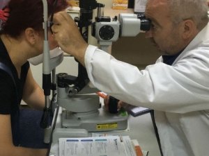 Göz Kapaklarındaki Düşüklüklerden Ameliyat Sayesinde Kurtuldu