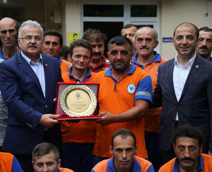 Rize'deki Şehit Mezarlarının Gönüllü Temizleyicisine Belediye Başkanı Kasap'tan Teşekkür Plaketi
