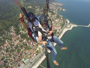 Turistlerin Yamaç Paraşütü Keyfi