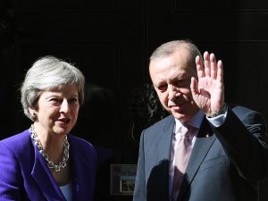 Theresa May İle Görüştü
