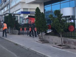 Mhp Genel Merkezi’nde Görevli Polis Kazara Kendini Vurdu