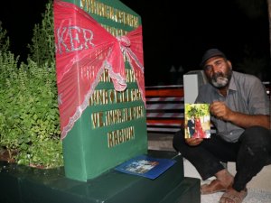 Oğlunun Mezarı Başında Yatıyor