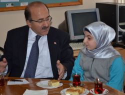 Başörtülü Minik Öğrenci, Başkan Gümrükçüoğlu’ndan Okuluna Mescit Yapılmasını İstedi