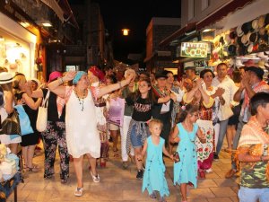 Turistler İlgiyle İzledi: Bodrum’da Renkli Görüntüler