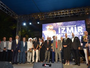 İzmir’deki Film Festivalinin Ödül Töreninde Ünlüler Geçidi