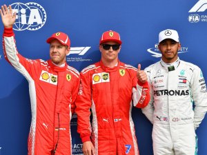 F1 İtalya Grand Prix’inde Gülen Hamilton