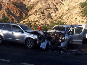 Giresun’da 3 Araç Birbirine Girdi: 2 Yaralı