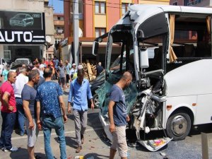 Trabzon'da midibüs ile tır çarpıştı: 1 ölü, 10 yaralı