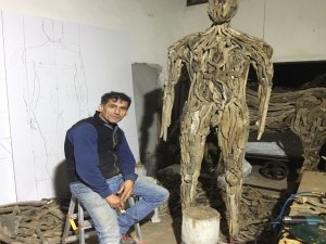 Doğada Görevini Tamamlayan Ağaçlarla Sanat Yapıyor
