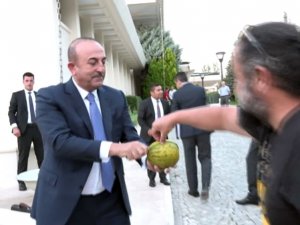 Yetiştirdiği Kavunları Elleriyle İkram Etti