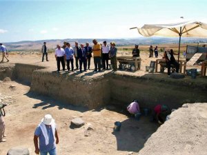 2 Bin 500 Yıllık Pers Sarayının Sütunları Gün Yüzüne Çıktı