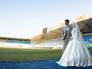 Düğün Fotoğraflarını Stadyumda Çektirdiler