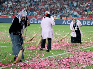 Sahayı Süpürge İle Temizlediler